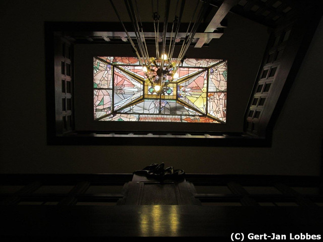 Een blik in het trappenhuis naar de lichtkoepel
              <br/>
              Gert-Jan Lobbes, 2015
